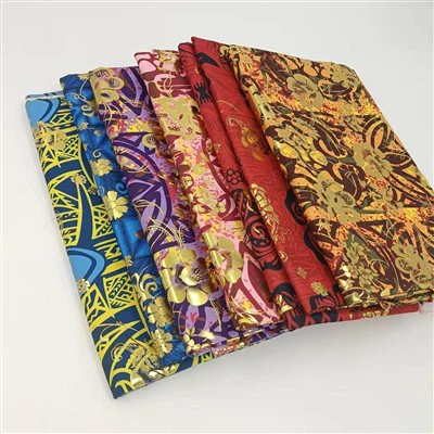 Διασκορπίστε το sarong με χρυσό